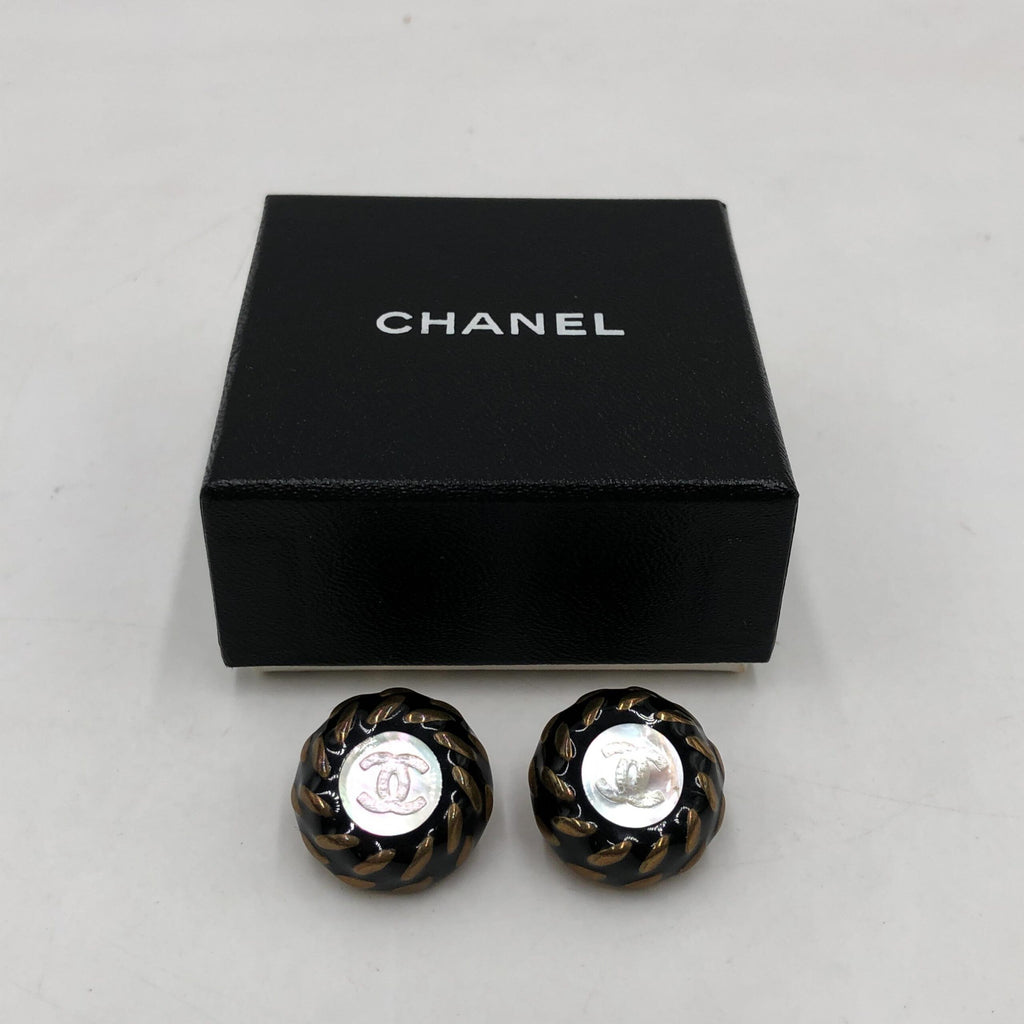Boucles d'oreilles clips Chanel bouton CC
