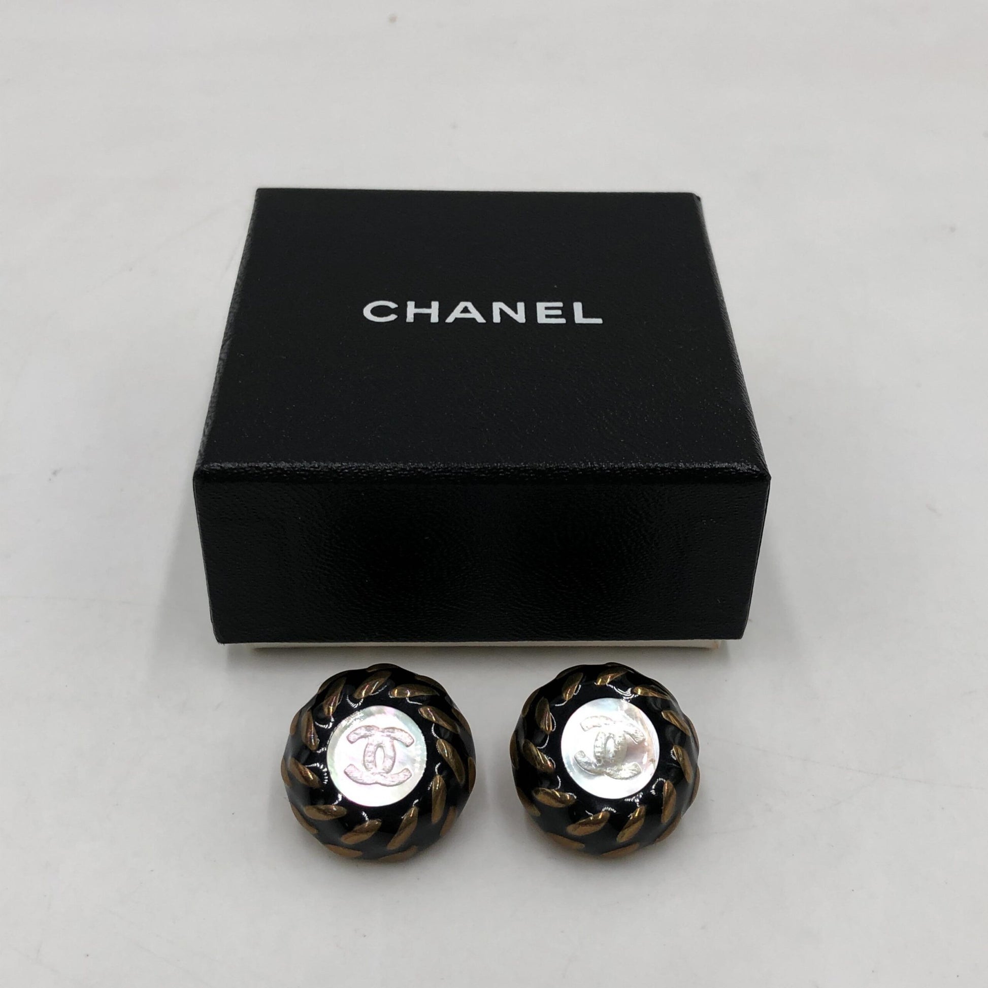 Boucles d'oreilles clips Chanel bouton CC