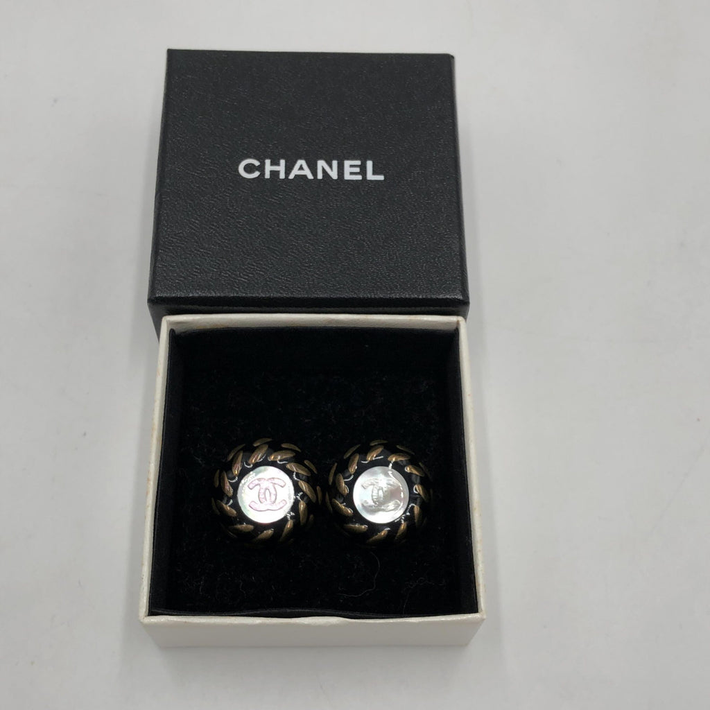 Boucles d'oreilles clips Chanel bouton CC
