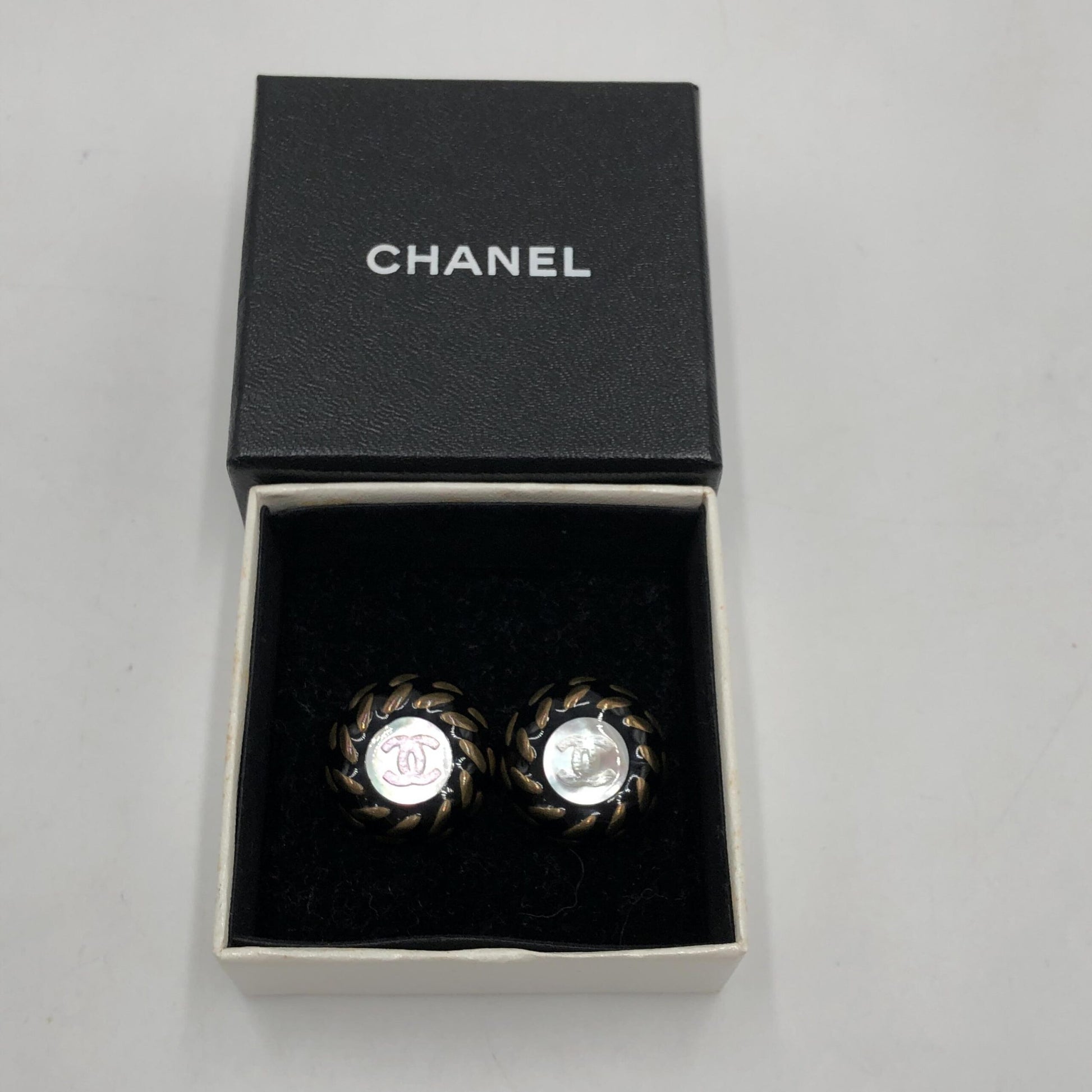 Boucles d'oreilles clips Chanel bouton CC