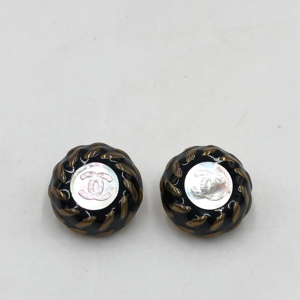 Boucles d'oreilles clips Chanel bouton CC
