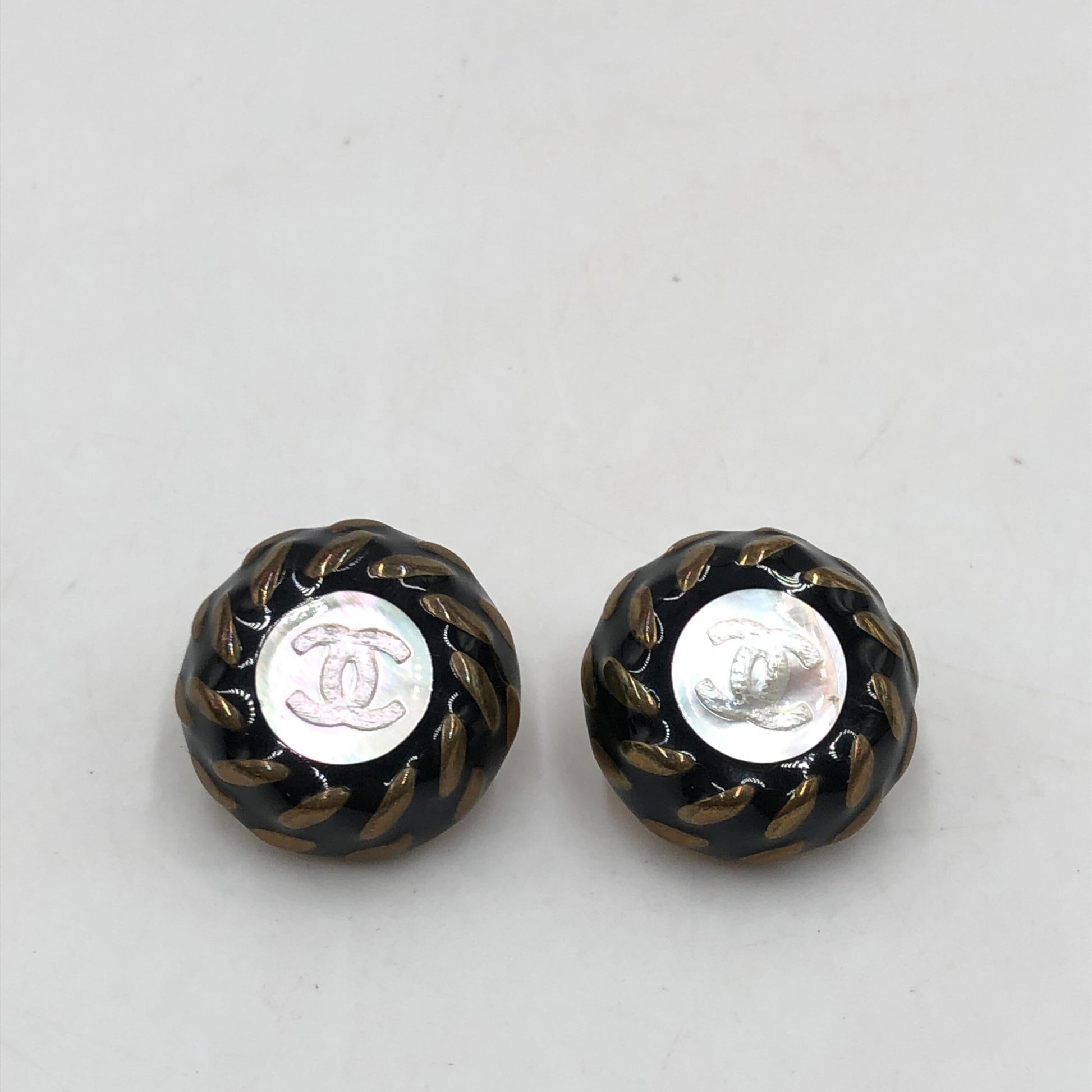 Boucles d'oreilles clips Chanel bouton CC