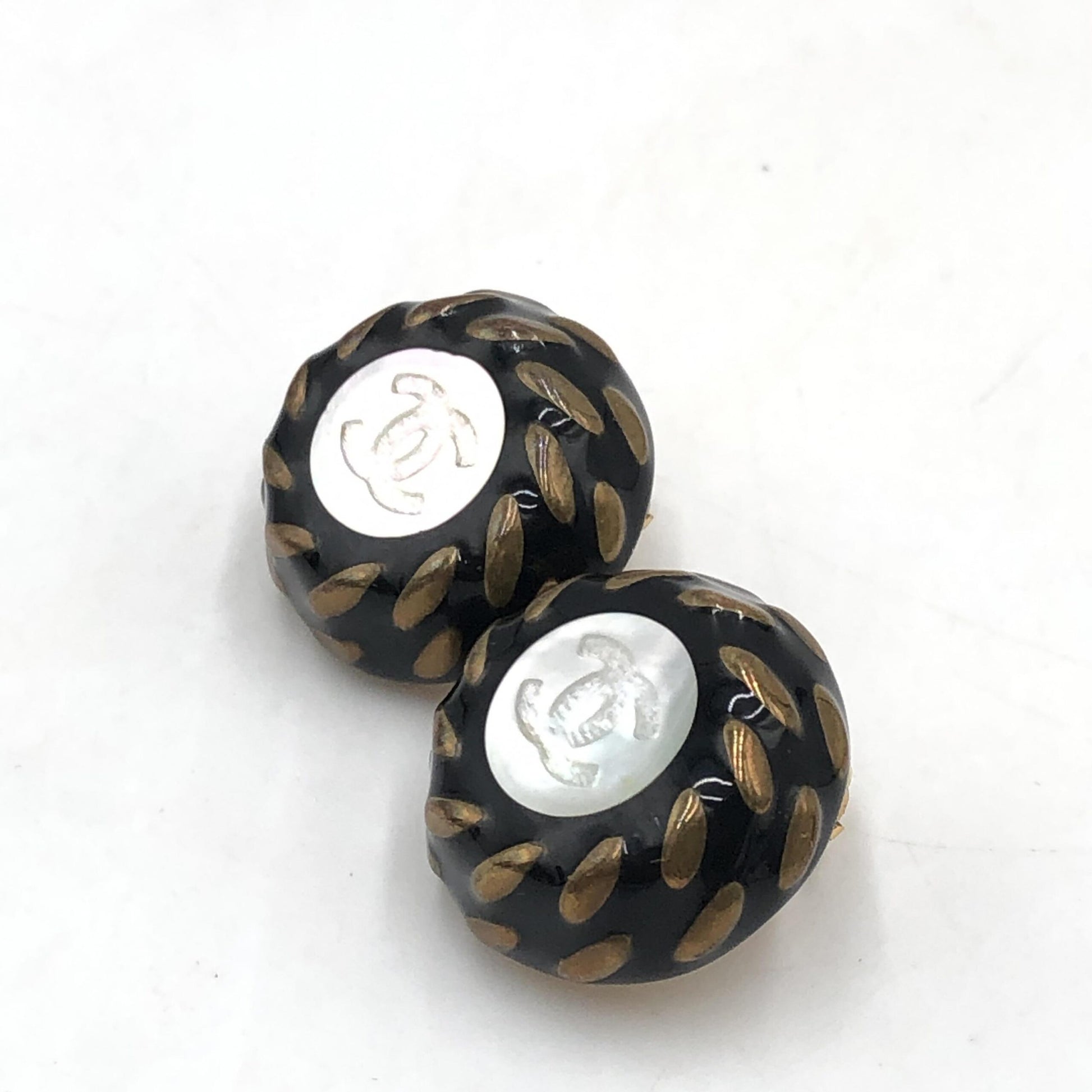 Boucles d'oreilles clips Chanel bouton CC