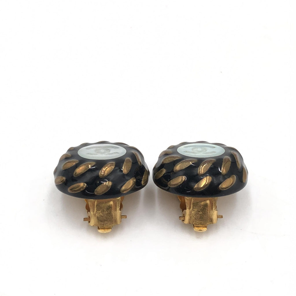 Boucles d'oreilles clips Chanel bouton CC