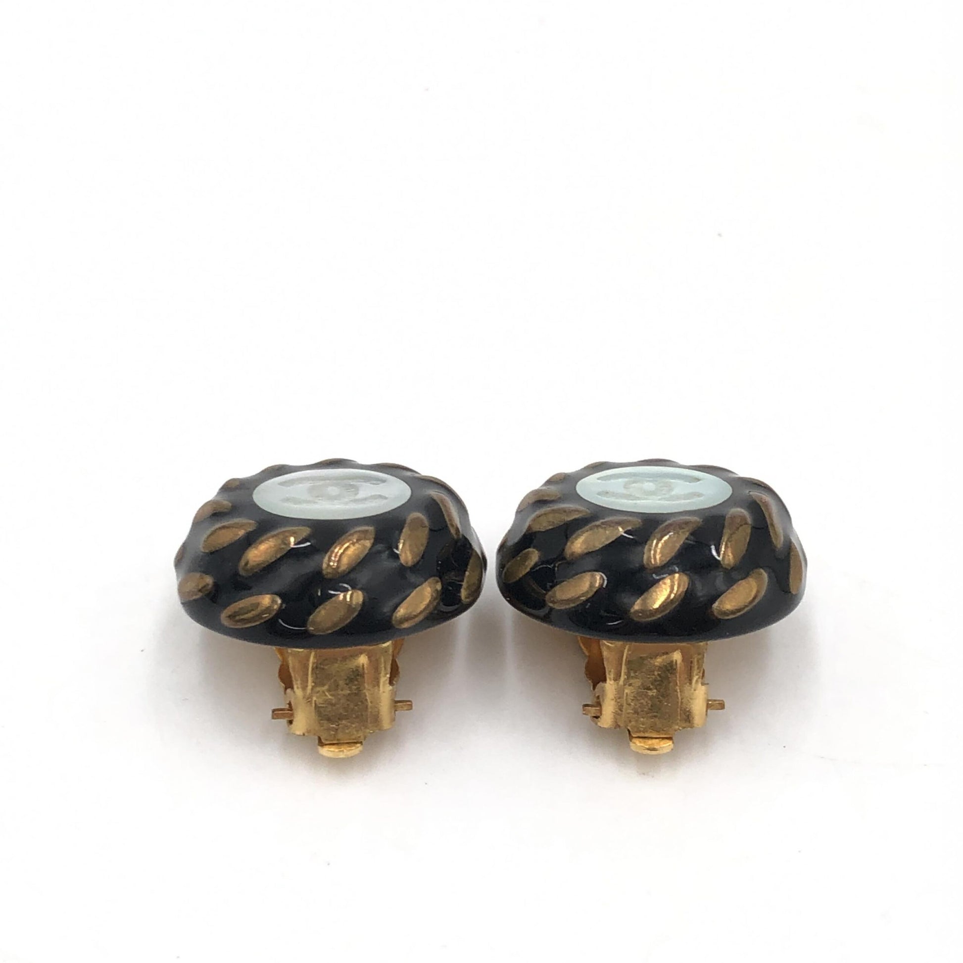 Boucles d'oreilles clips Chanel bouton CC