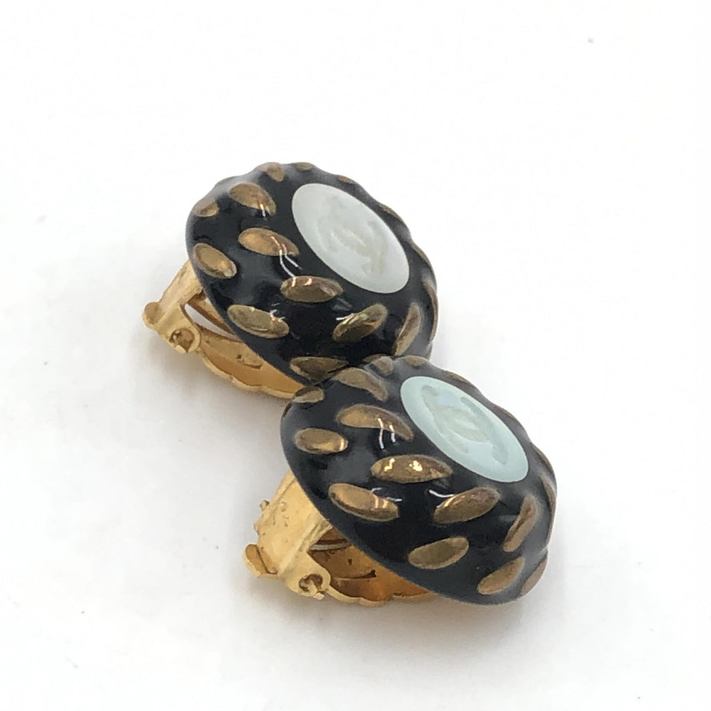 Boucles d'oreilles clips Chanel bouton CC