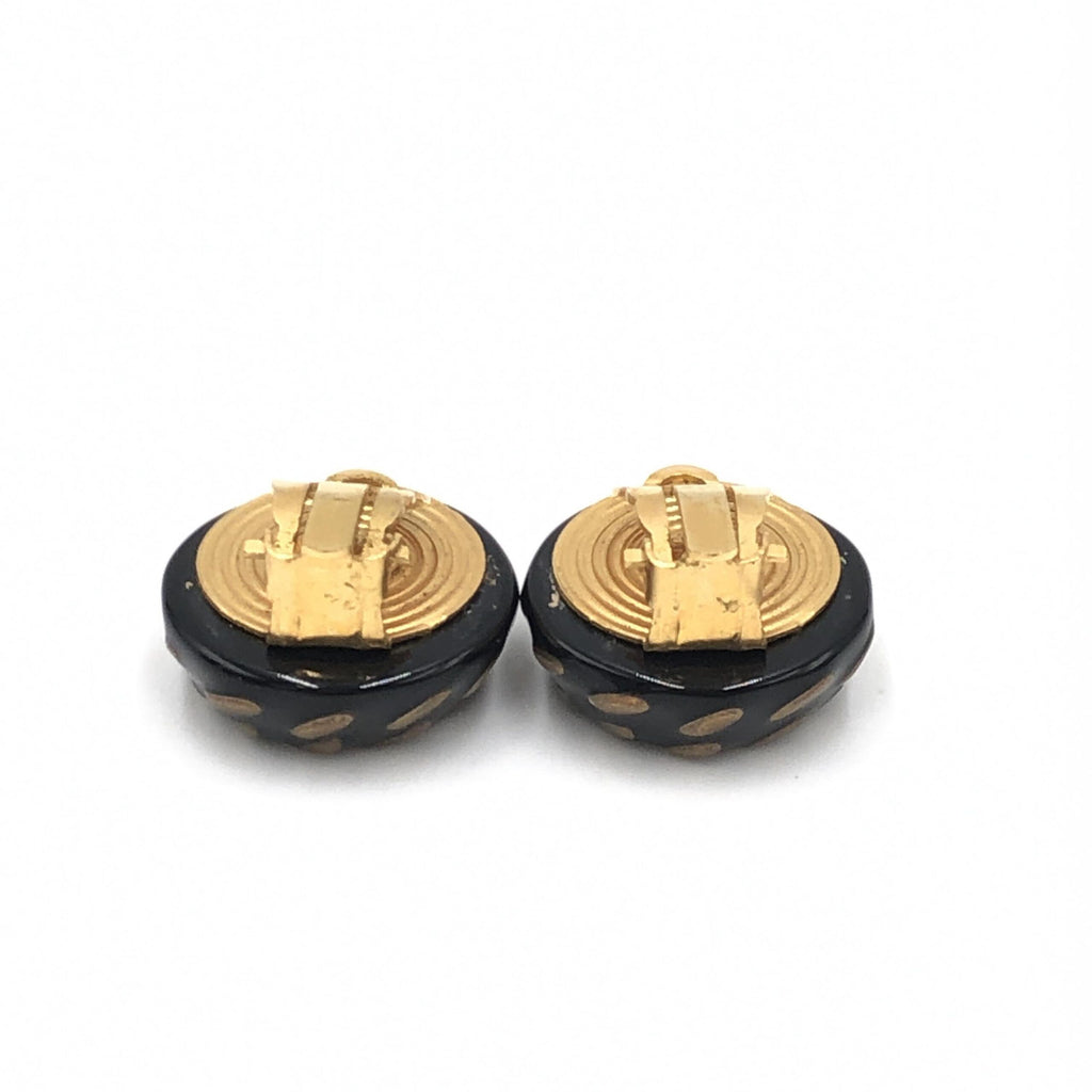 Boucles d'oreilles clips Chanel bouton CC