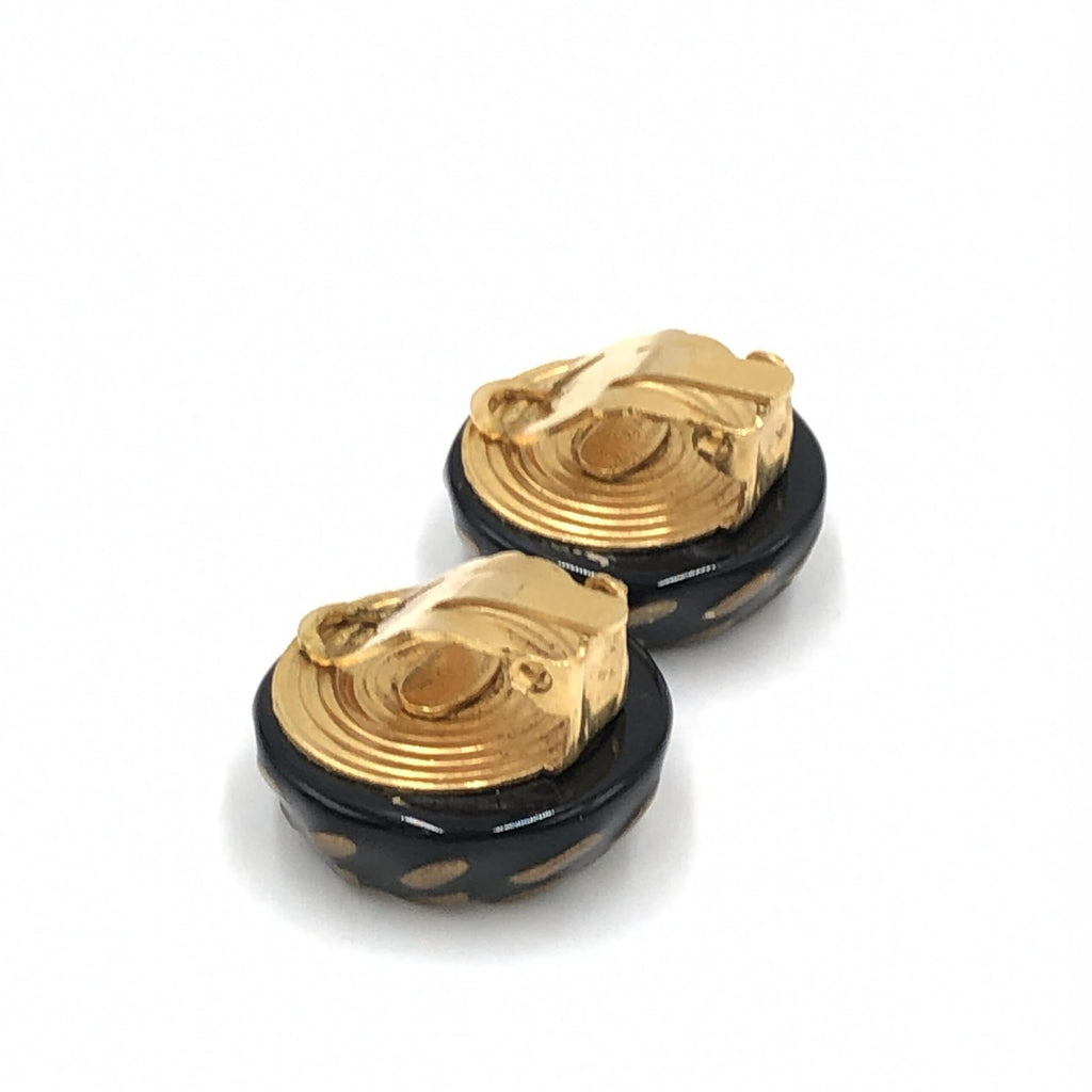 Boucles d'oreilles clips Chanel bouton CC