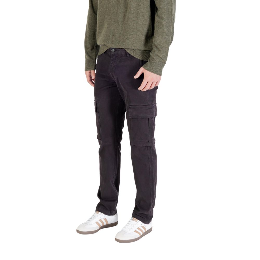Lyle & Scott Black Cargo Pants for Men detail view