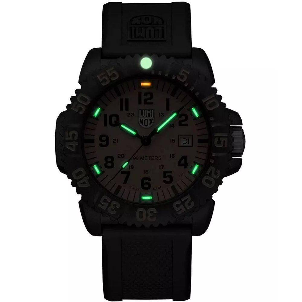 Montre de sport en résine noire Luminox