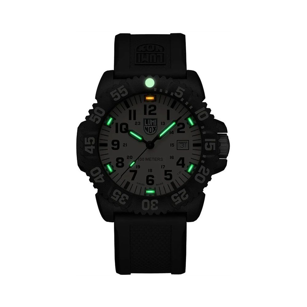 Montre de sport en résine noire Luminox