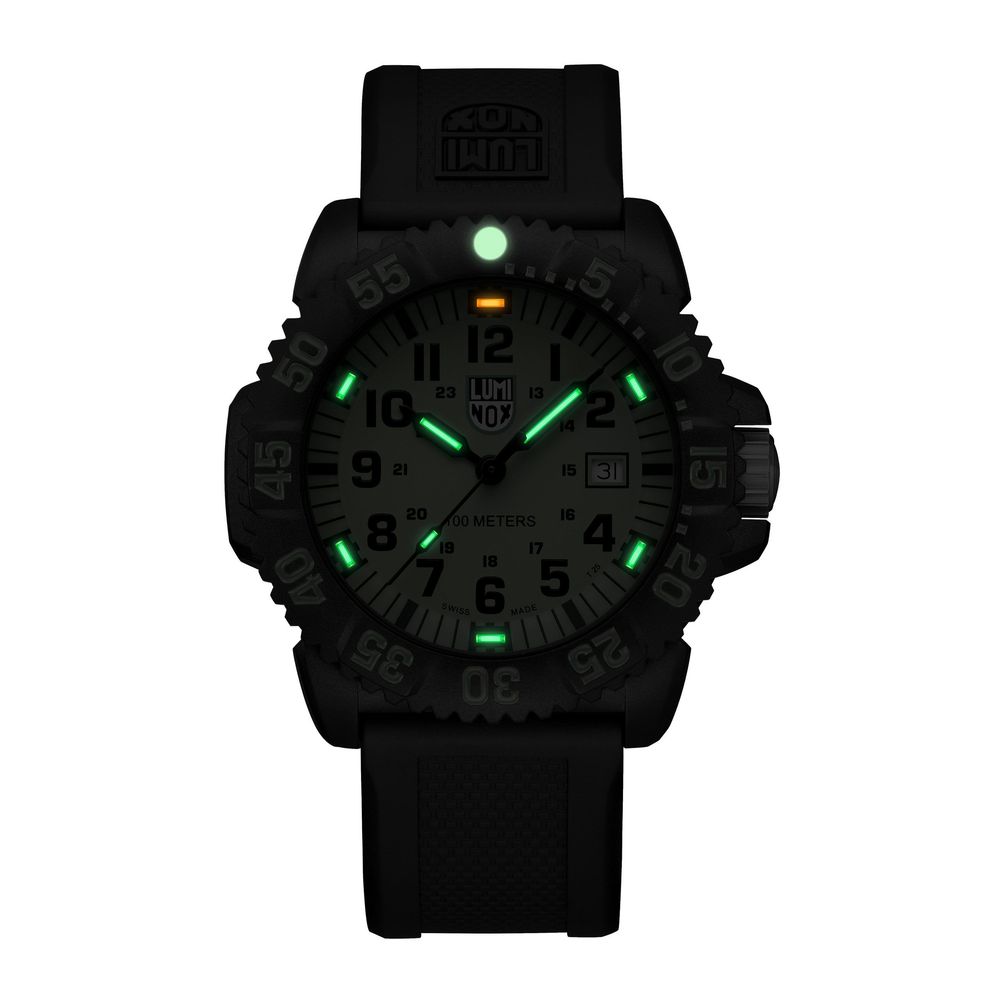 Montre de sport en résine noire Luminox