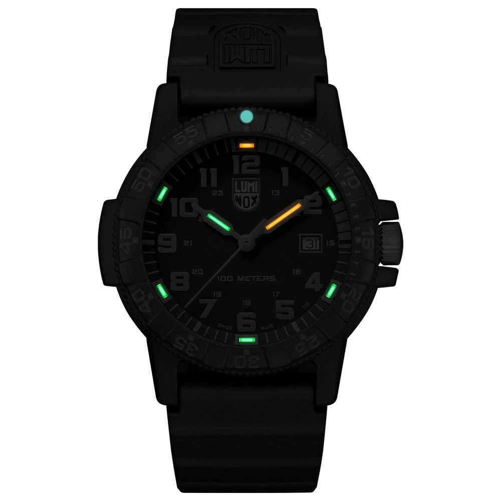 Montre de sport en résine noire Luminox