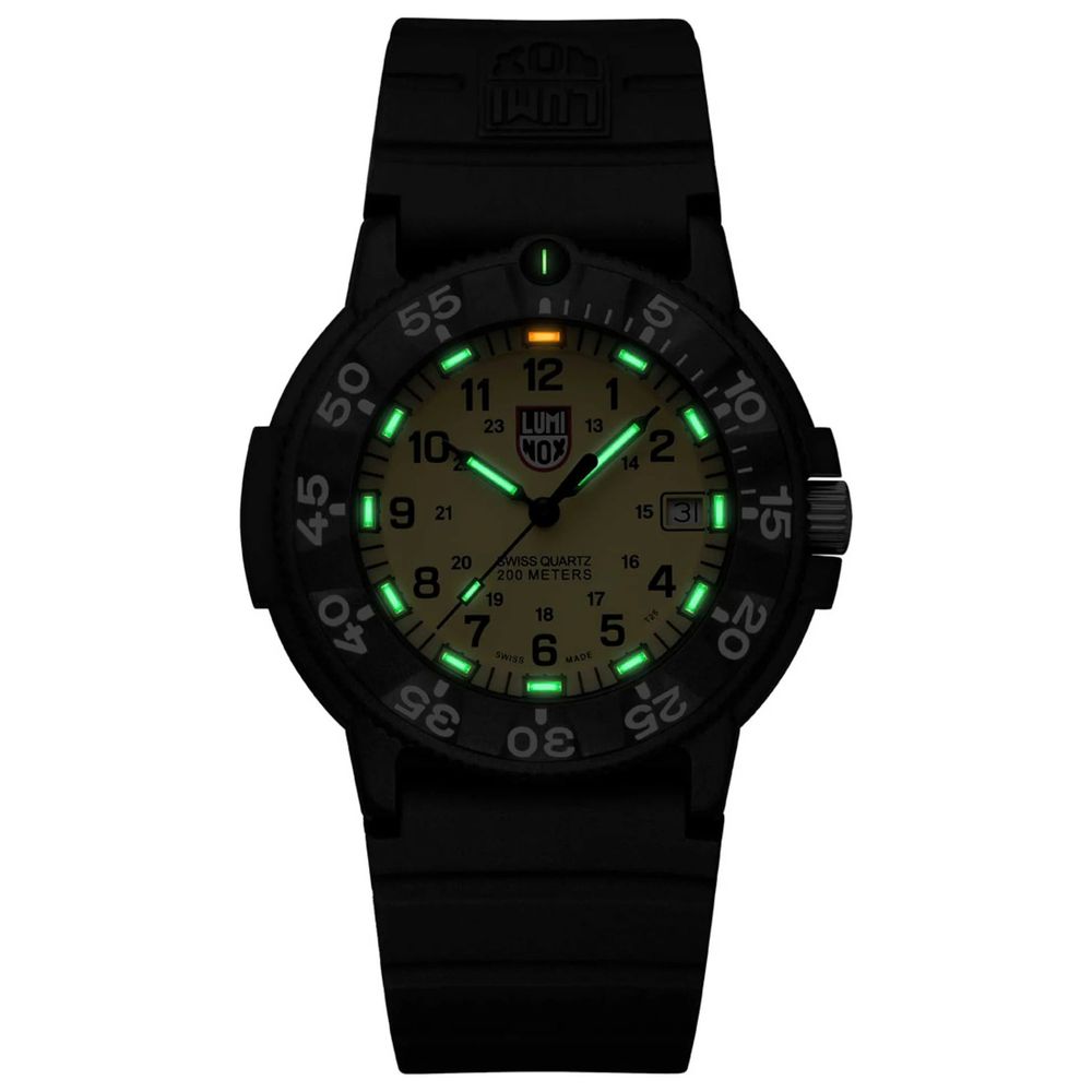 Montre de sport Luminox en caoutchouc noir