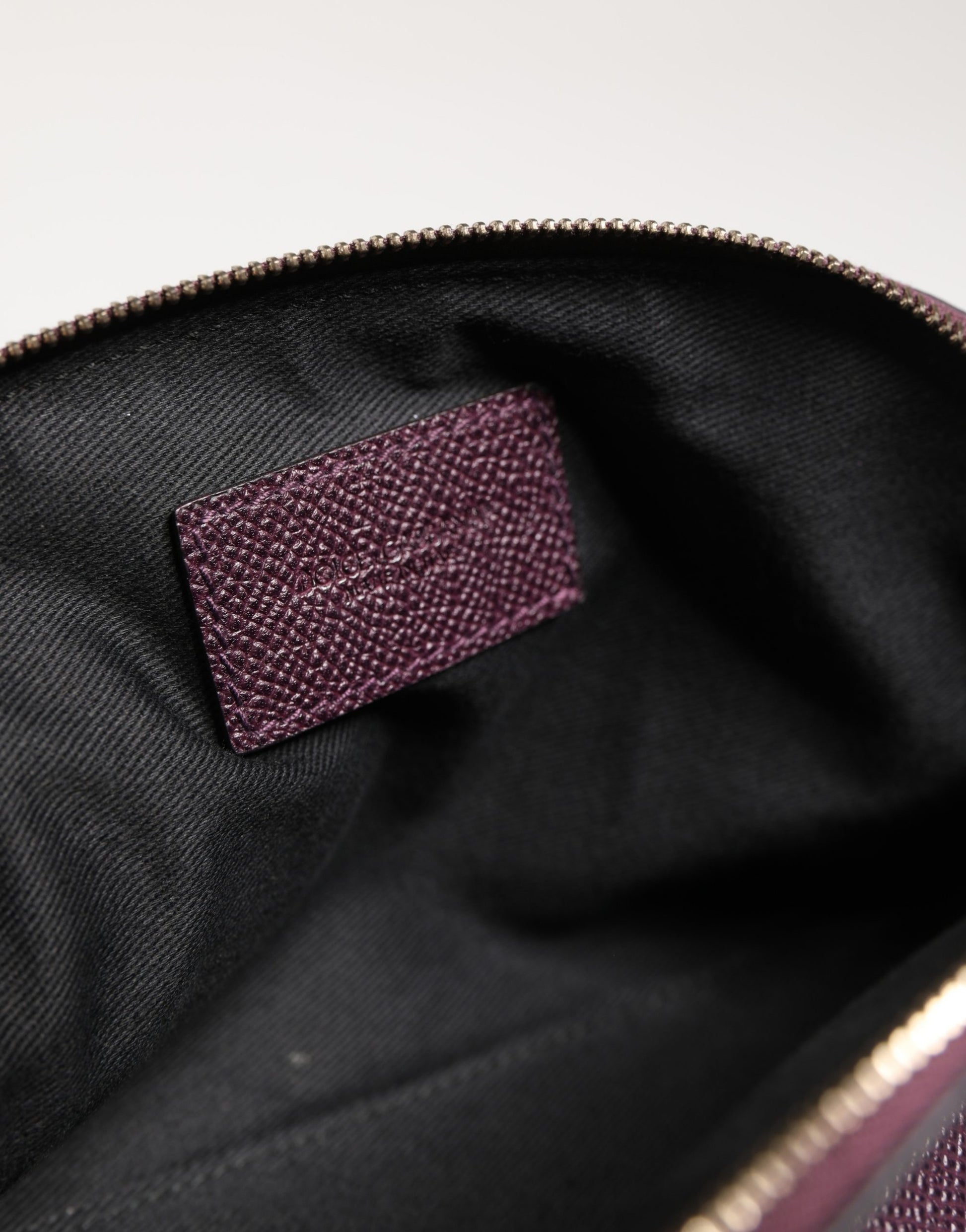 Dolce & Gabbana Portefeuille en cuir violet foncé avec logo DG et fermeture éclair