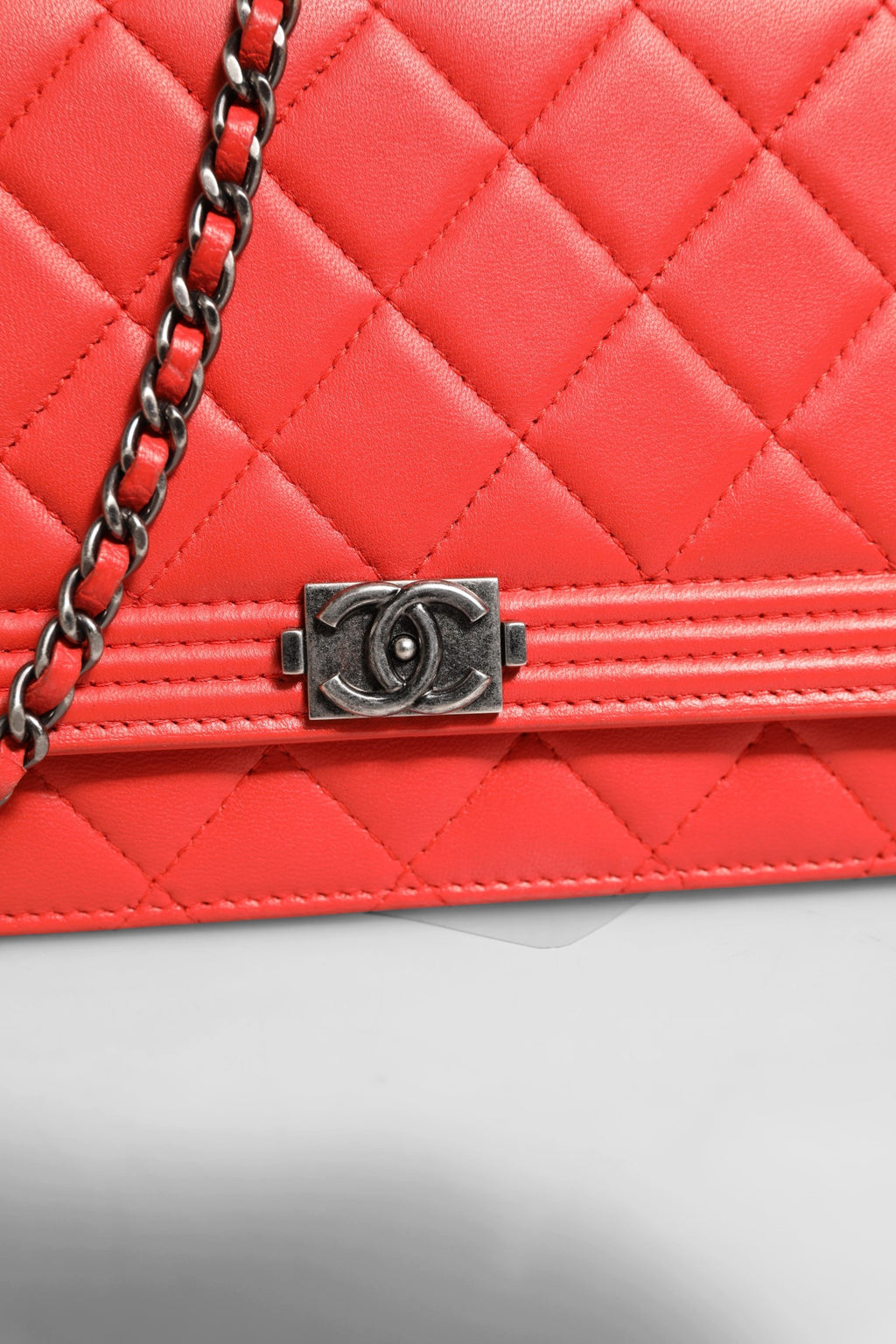 Portefeuille Chanel Boy chaîne en agneau rouge