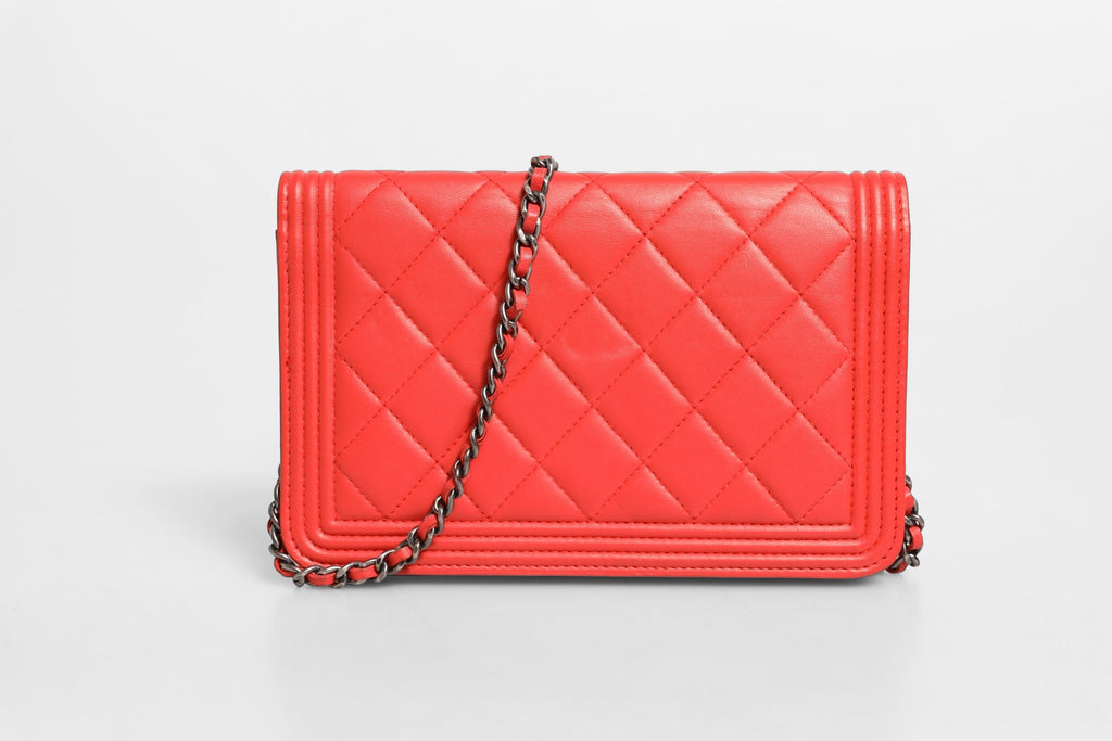 Portefeuille Chanel Boy chaîne en agneau rouge