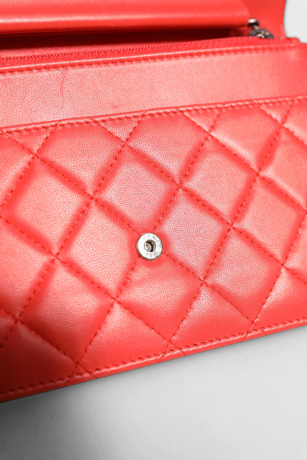Portefeuille Chanel Boy chaîne en agneau rouge