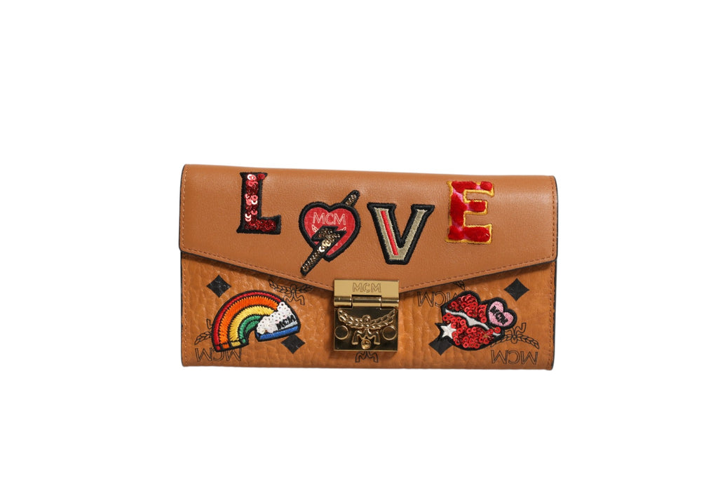 Portefeuille chaîne MCM en toile enduite marron cognac Visetos Patricia avec patch Love