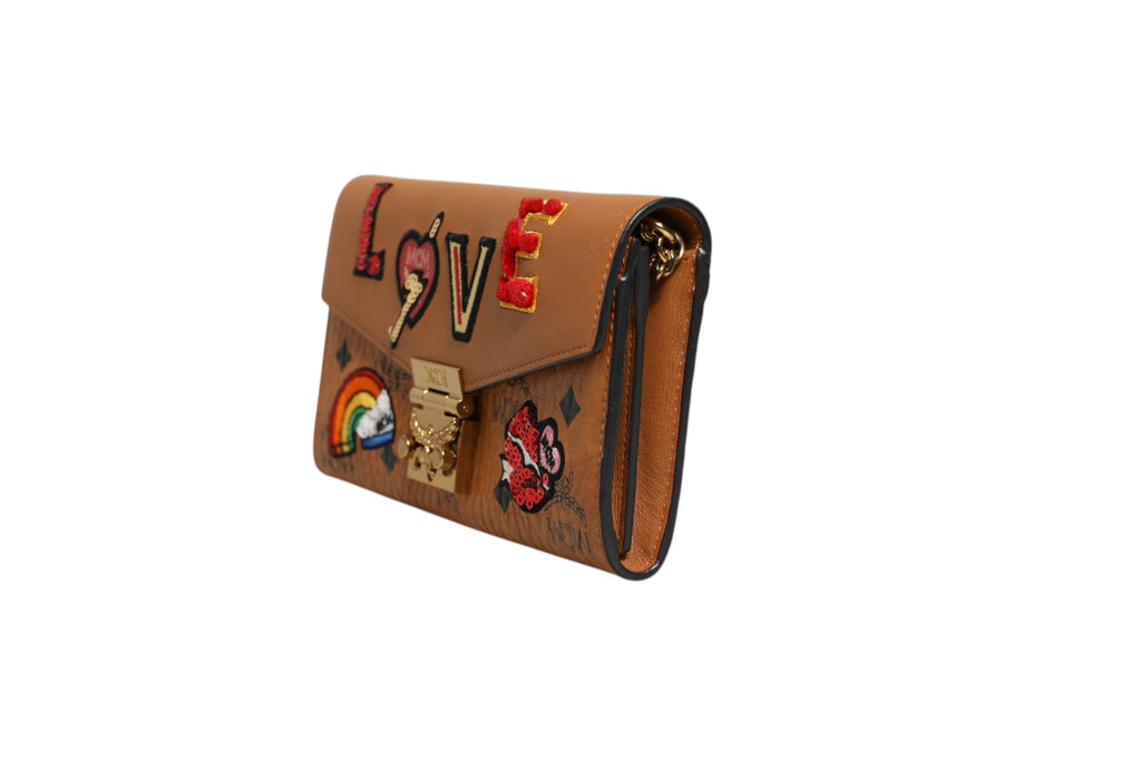Portefeuille chaîne MCM en toile enduite marron cognac Visetos Patricia avec patch Love