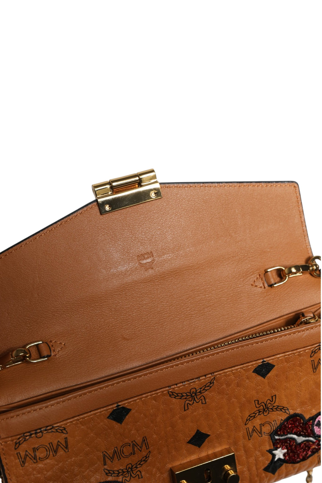 Portefeuille chaîne MCM en toile enduite marron cognac Visetos Patricia avec patch Love