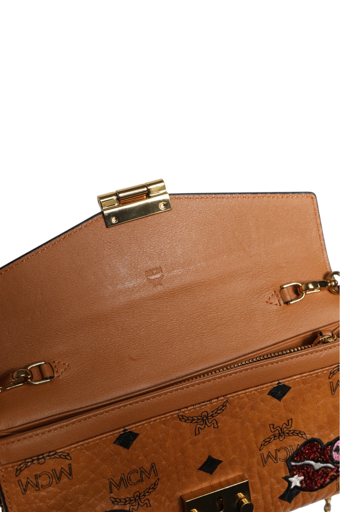 Portefeuille chaîne MCM en toile enduite marron cognac Visetos Patricia avec patch Love