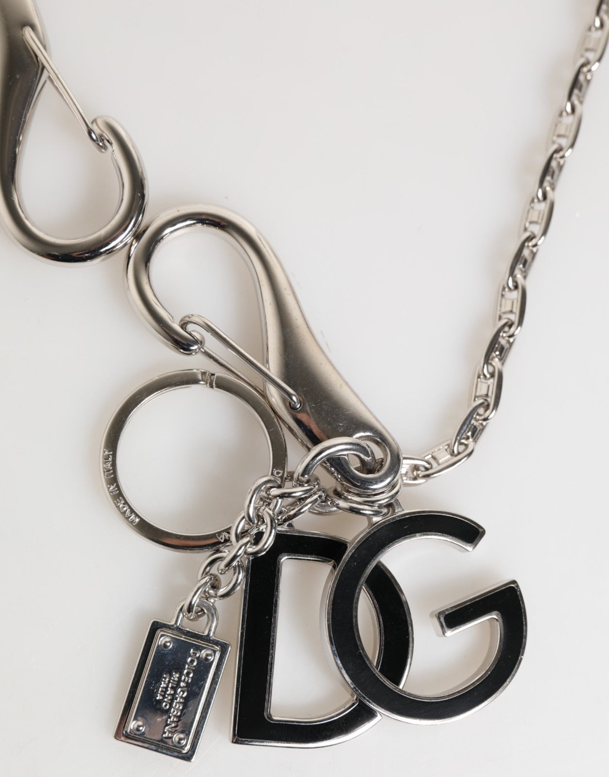 Porte-clés Dolce & Gabbana en métal argenté avec logo DG, bijou de sac