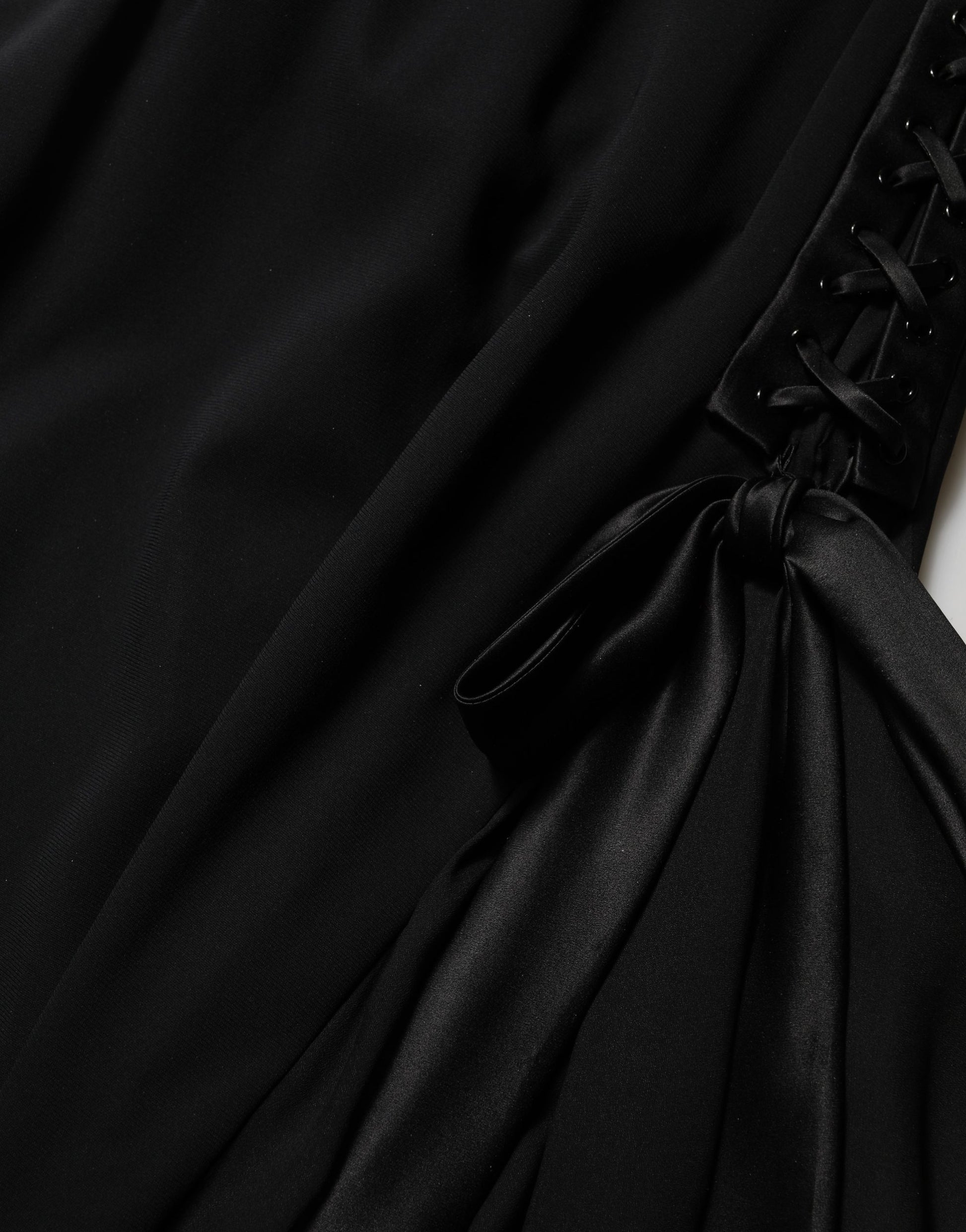 Robe longue Dolce & Gabbana noire à encolure asymétrique et une épaule dénudée