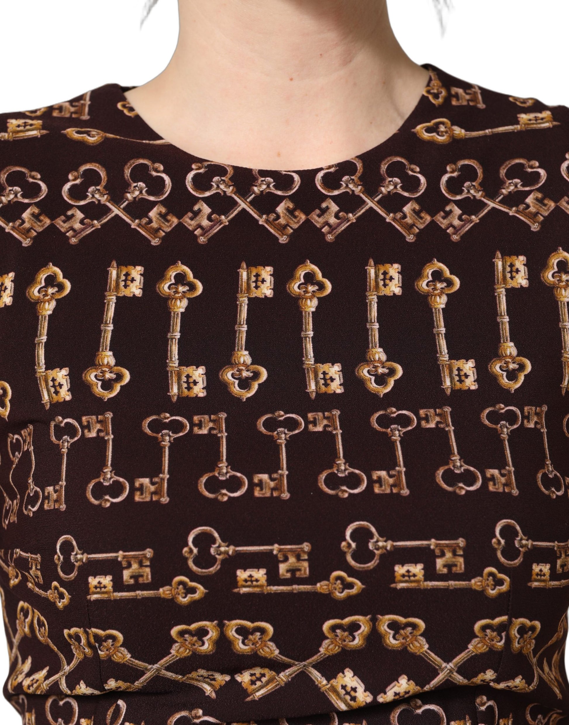 Robe fourreau Dolce & Gabbana marron avec imprimé clés, ajustée et longueur genou