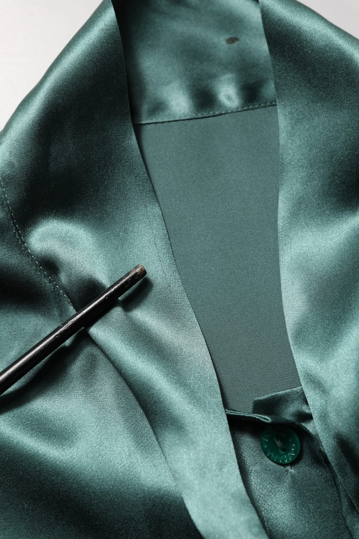 Dolce & Gabbana Dunkelgrüne Seidensatinbluse mit Schleifenkragen