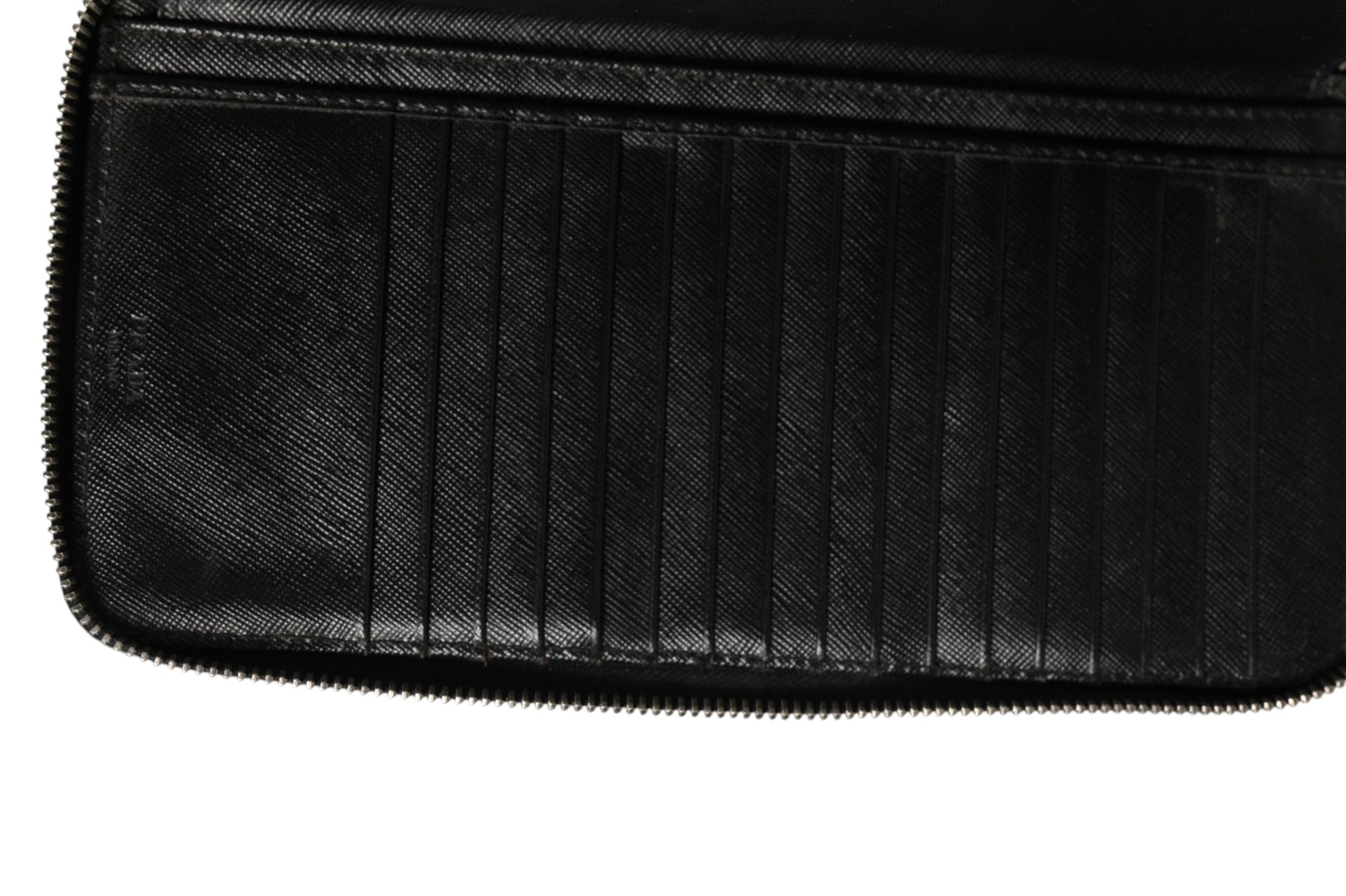 Portefeuille de voyage zippé Prada en cuir Saffiano Baltico