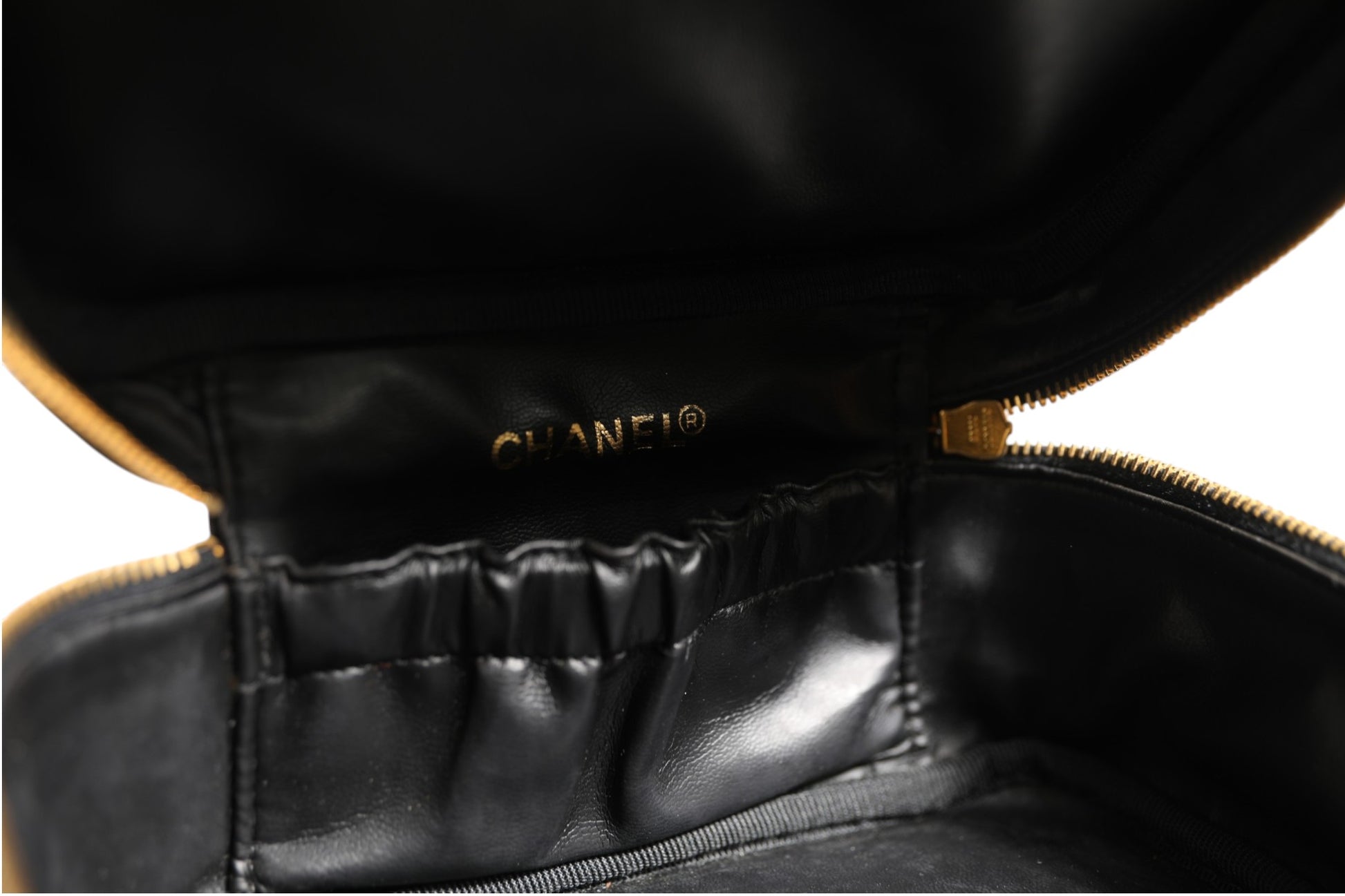 Trousse à maquillage Chanel noire et dorée