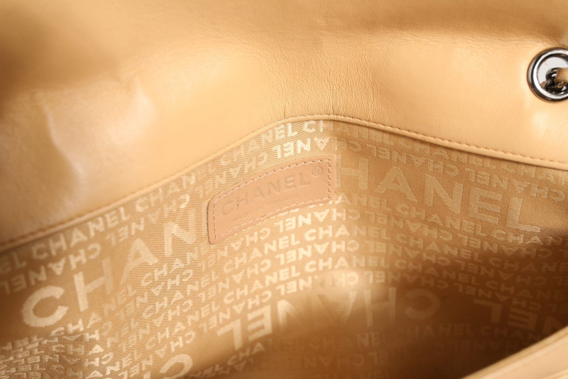 Sac à rabat Chanel Beige en agneau avec fermoir géant Mademoiselle Reissue