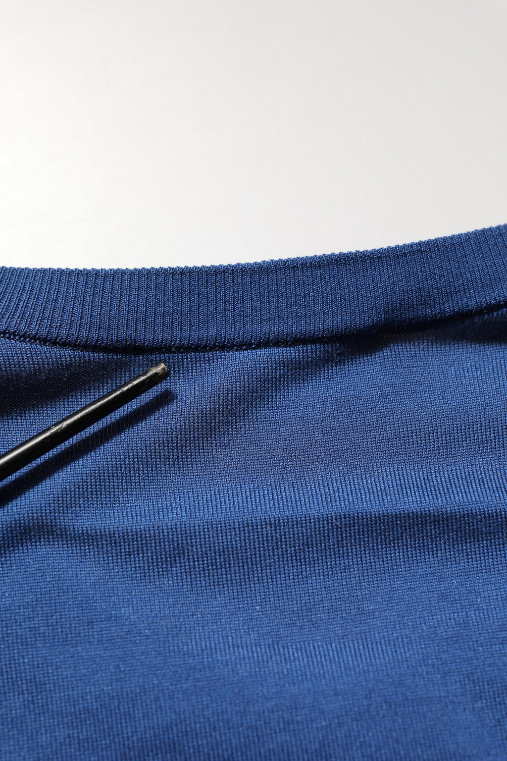 Pull en soie bleu Dolce & Gabbana avec logo DG et col rond