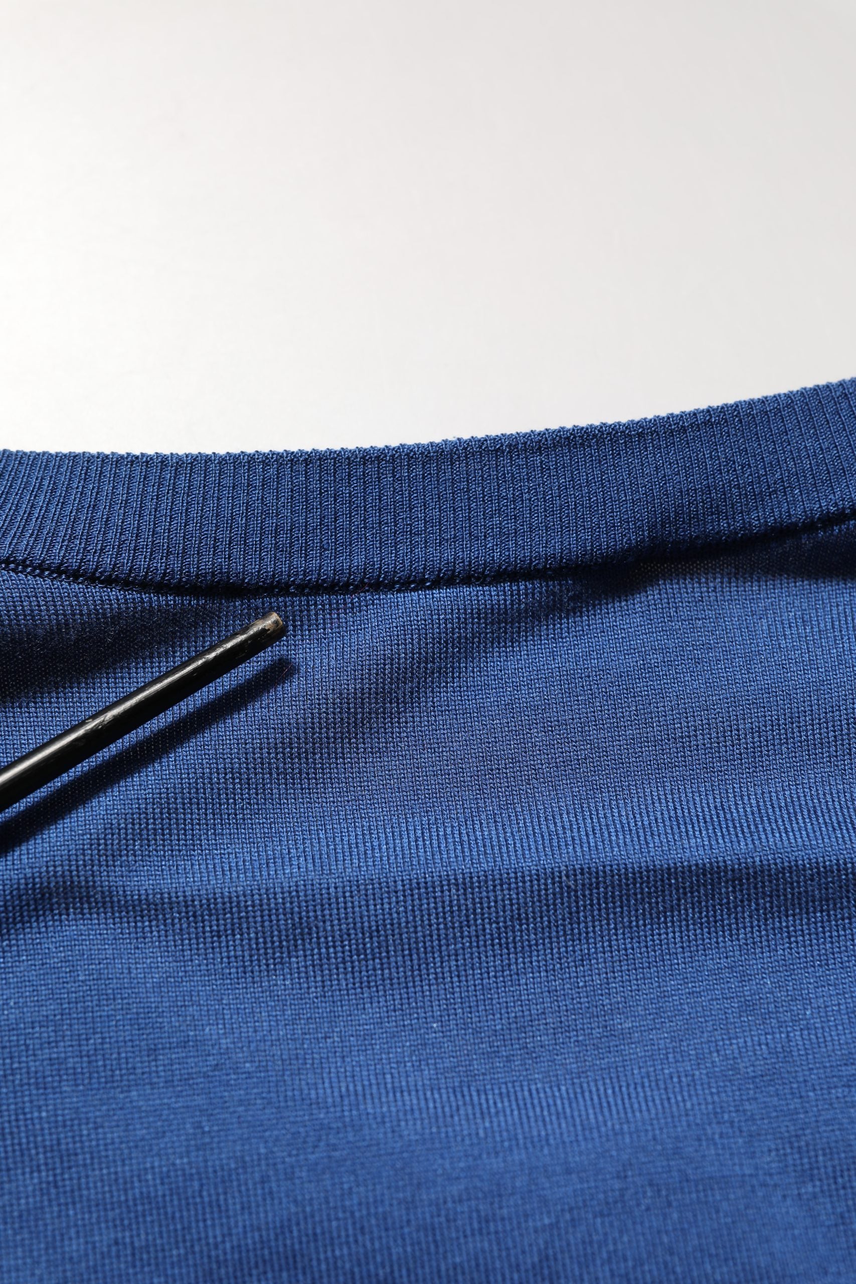 Pull en soie bleu Dolce & Gabbana avec logo DG et col rond