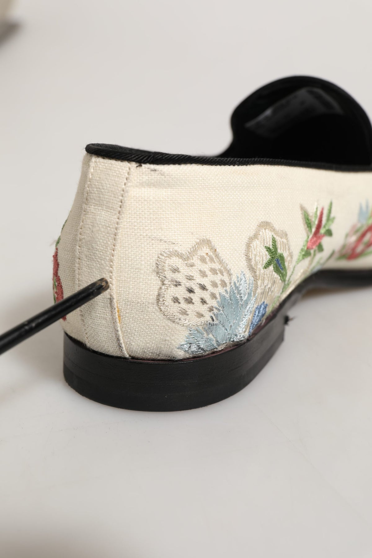 Dolce & Gabbana Weiße Loafer-Schuhe mit Blumenstickerei
