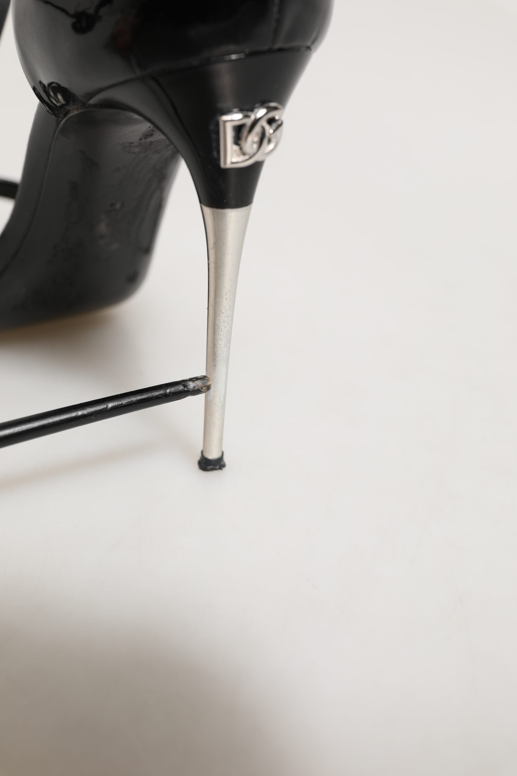 Chaussures Sandales à Talons Brides en T en Cuir Noir Dolce & Gabbana