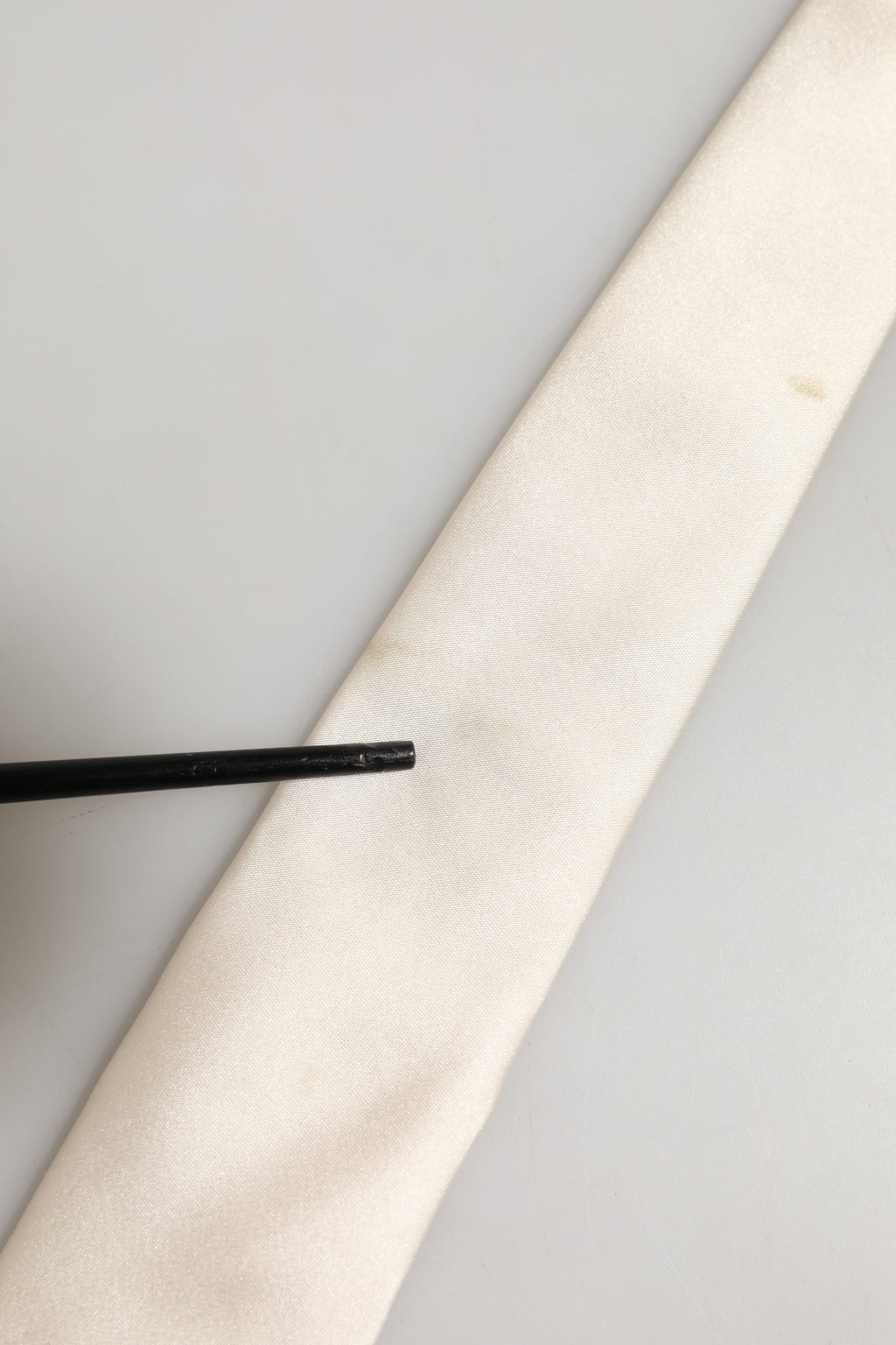 Dolce & Gabbana Cremefarbene Satin-Krawatte aus 100 % Seide für Herren mit verstellbarem Band
