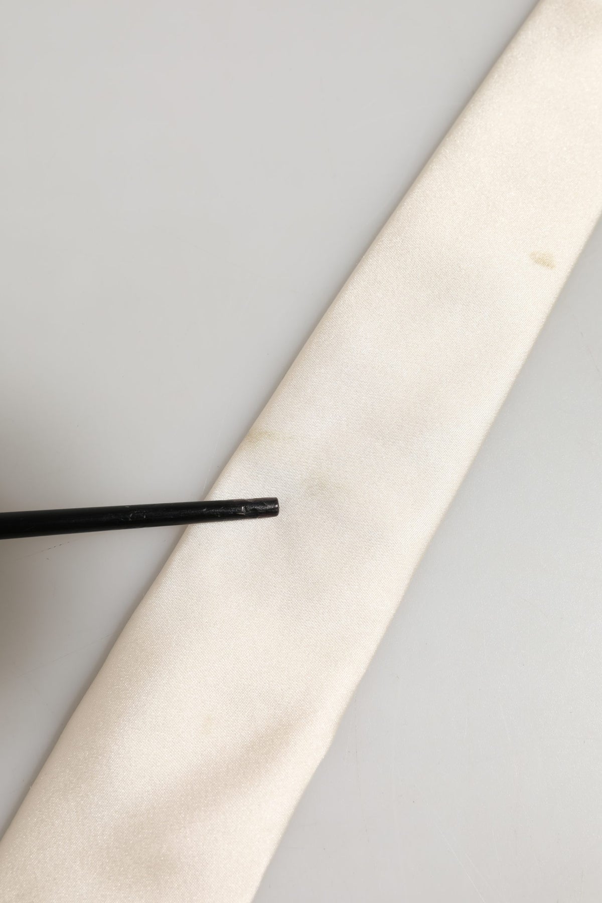 Dolce & Gabbana Cremefarbene Satin-Krawatte aus 100 % Seide für Herren mit verstellbarem Band