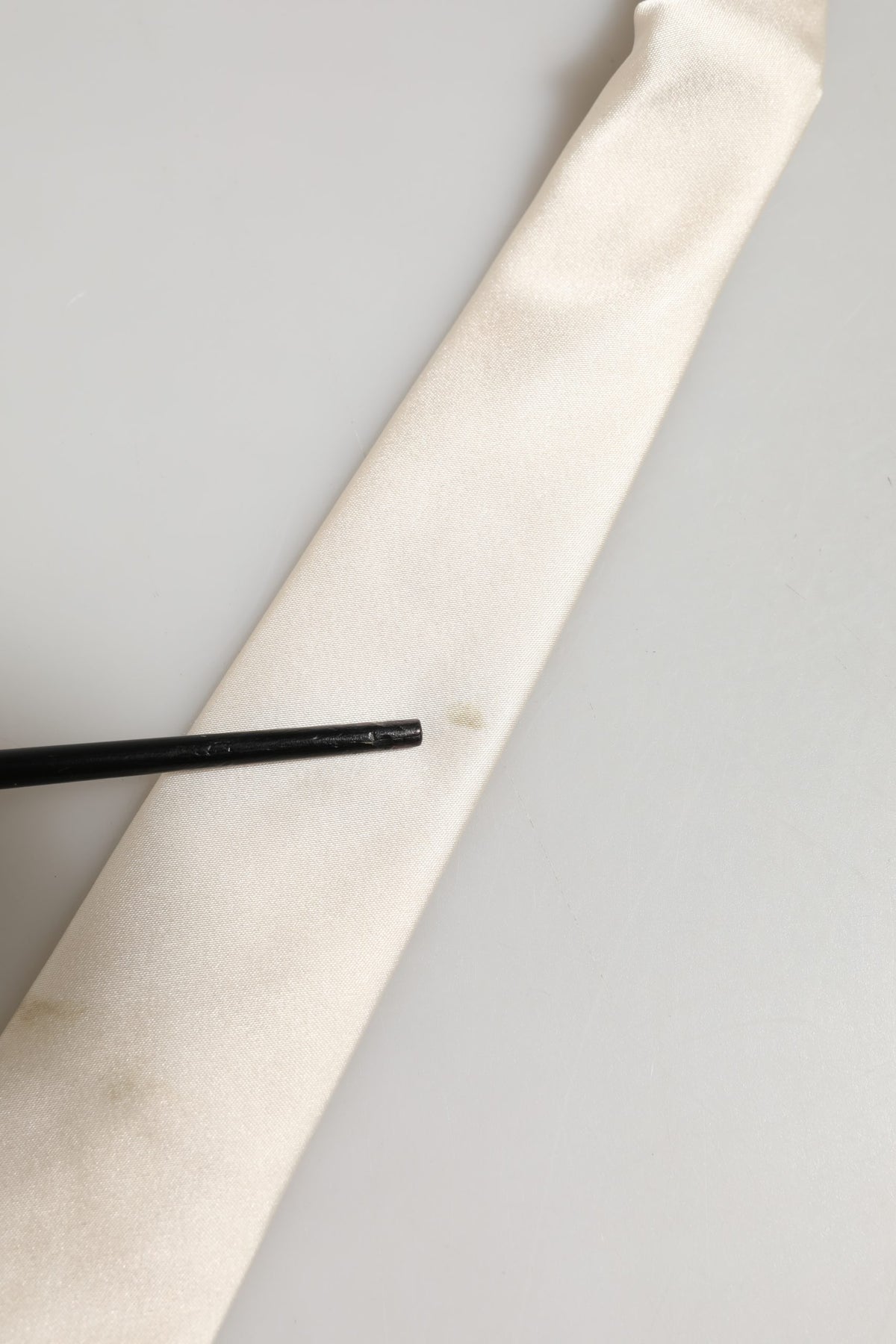 Dolce & Gabbana Cremefarbene Satin-Krawatte aus 100 % Seide für Herren mit verstellbarem Band