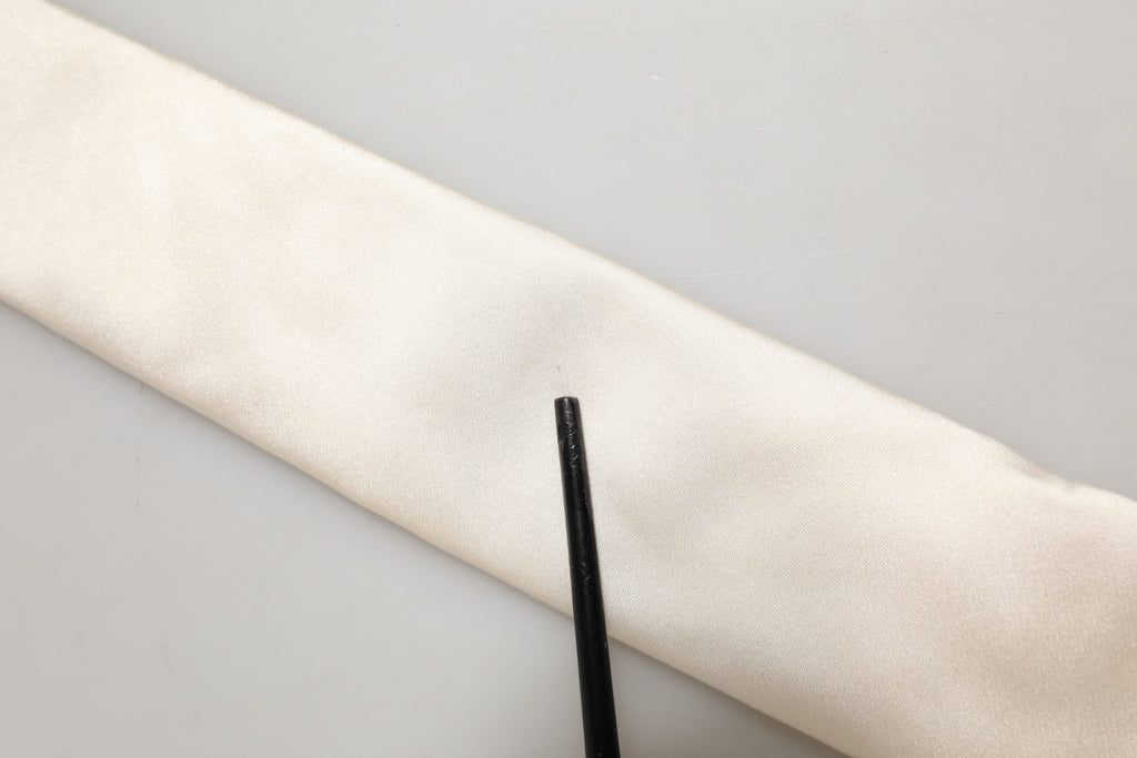 Dolce & Gabbana Cremefarbene Satin-Krawatte aus 100 % Seide für Herren mit verstellbarem Band