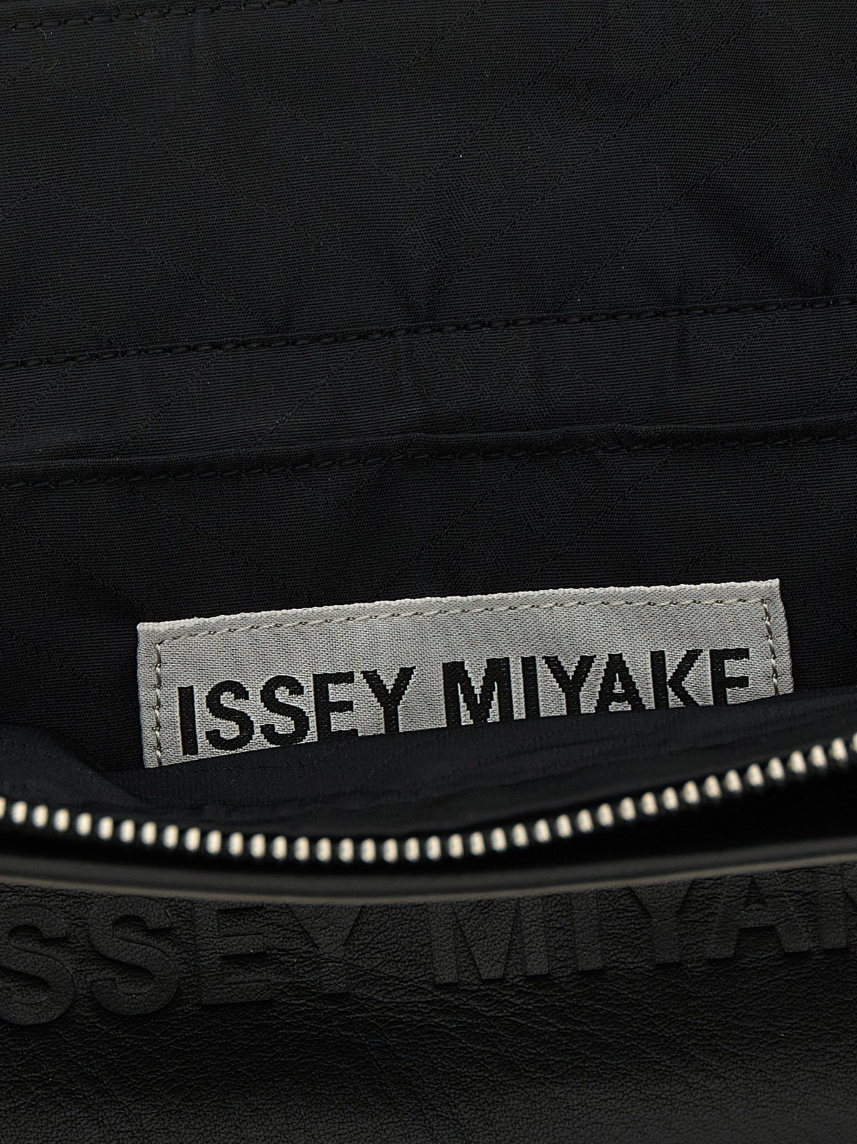 Issey Miyake Umhängetasche aus schwarzem Polyester