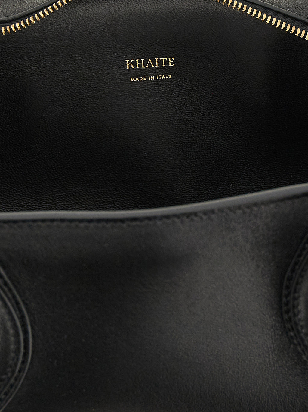 Khaite-Schultertasche aus schwarzem Lammleder