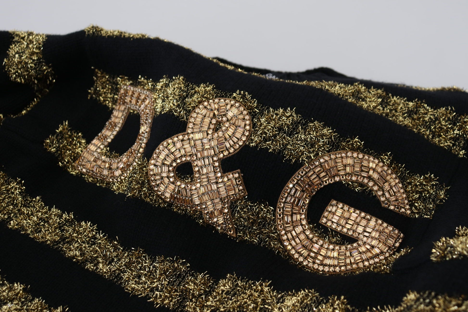 Pull en cachemire Dolce & Gabbana D&G noir et or orné de cristaux