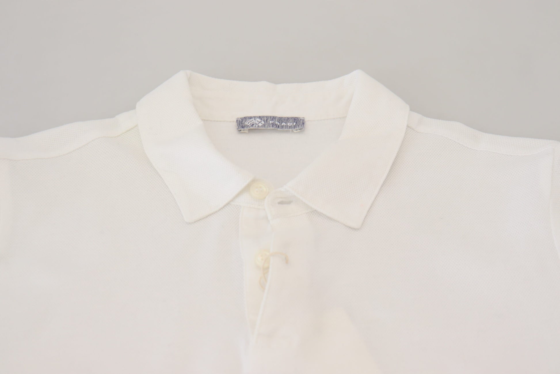 FRADI – Weißes Poloshirt aus Baumwolle mit Kragen und kurzen Ärmeln