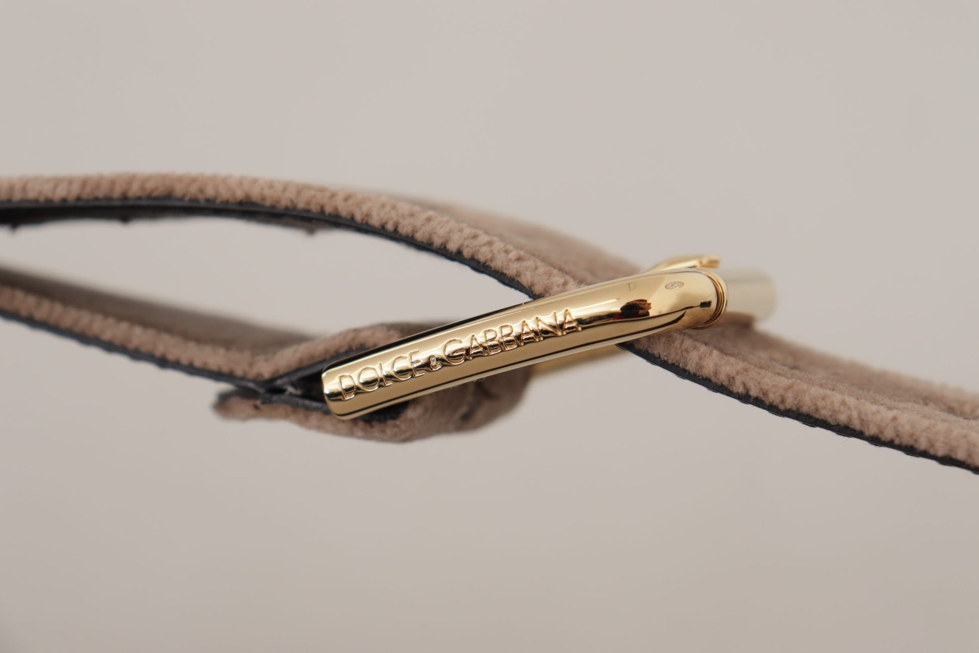 Ceinture Dolce & Gabbana en velours marron clair, avec boucle en métal doré et logo.
