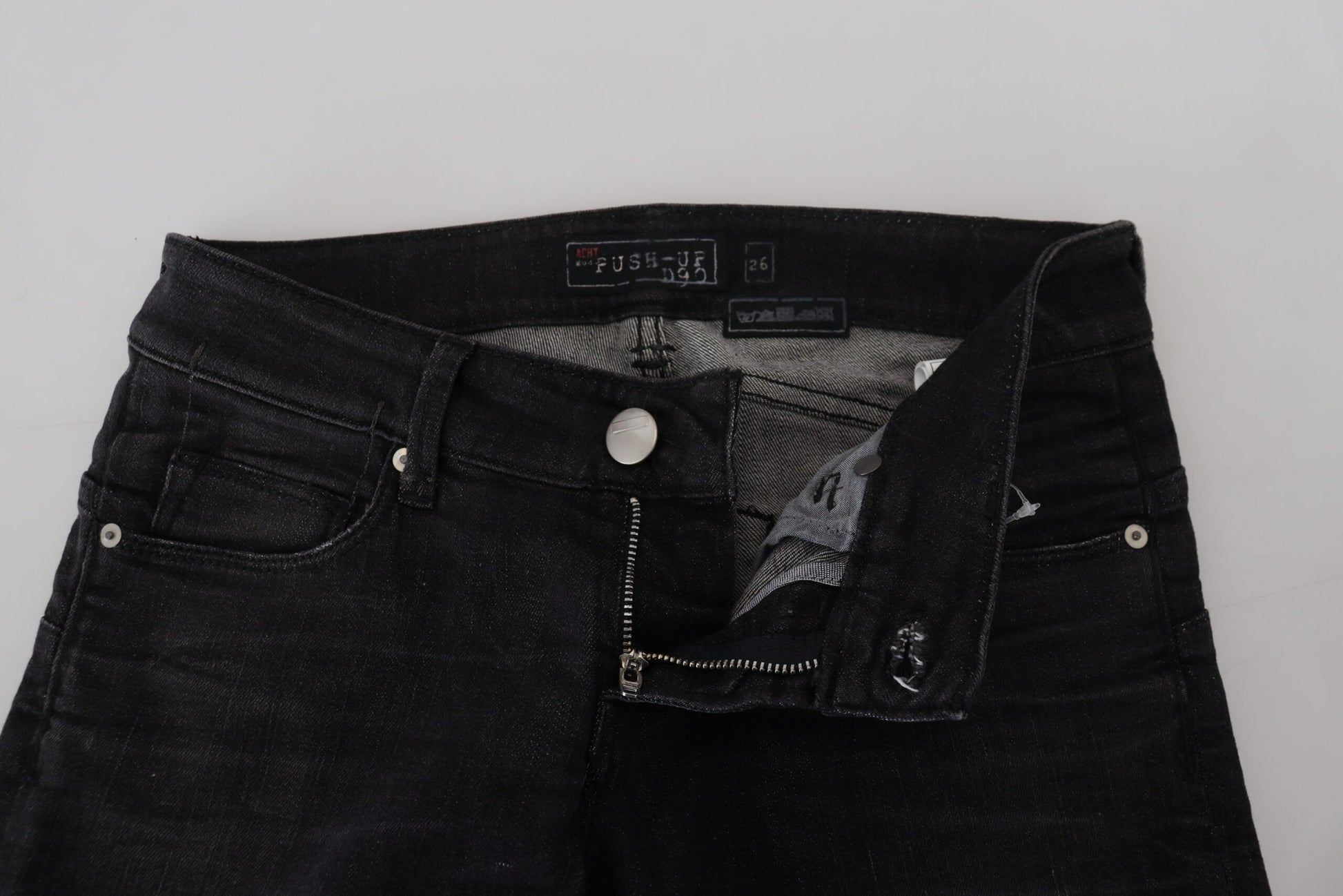 Acht Schwarze, schmal geschnittene Damen-Jeans aus Baumwolle mit niedriger Taille