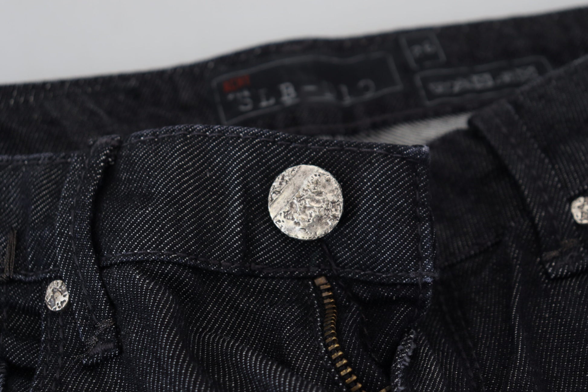 Acht Schwarze, schmal geschnittene Damen-Jeans aus Baumwolle mit niedriger Taille