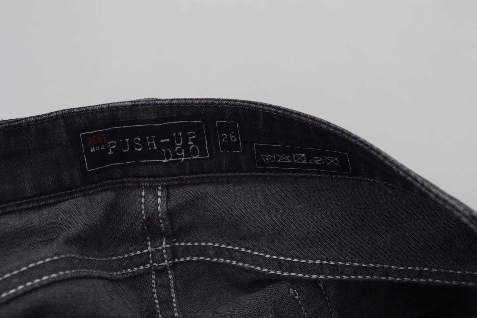 Jeans en jean de coton coupe slim taille basse délavés noir Acht