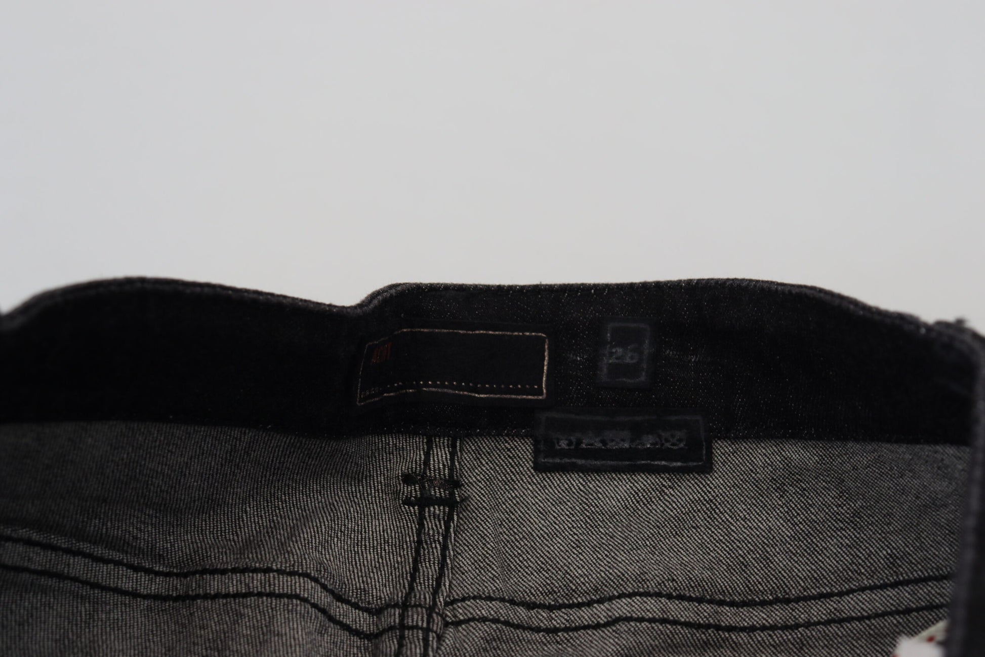 Acht – Schwarze Slim Fit-Jeans aus Baumwolldenim mit niedriger Taille